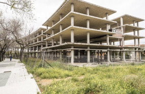 ep archivo   estructura de hormigon en una parcela proxima a fibes en foto de archivo