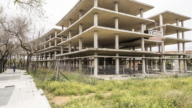 ep archivo   estructura de hormigon en una parcela proxima a fibes en foto de archivo