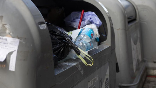 ep archivo   imagen de recurso de basura fuera de los contenedores