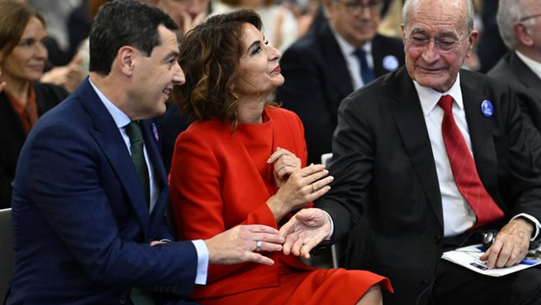 Archivo - La vicepresidenta primera y ministra de Hacienda, María Jesús Montero, junto al presidente de la Junta de Andalucía, Juanma Moreno (i) y el alcalde de Málaga, Francisco de la Torre (d), en la presentación de la candidatura de Málaga a sede de la | Jasper Jacobs - Europa Press - Archivo ep archivo la vicepresidenta primera y ministra de hacienda maria jesus montero junto al