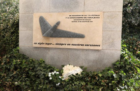 ep archivo   placa en recuerdo a las victimas del vuelo jk5022