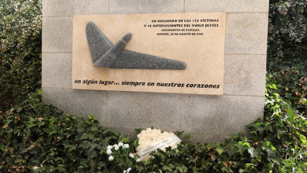 ep archivo   placa en recuerdo a las victimas del vuelo jk5022