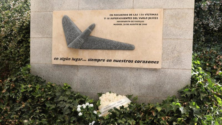 Archivo - Placa en recuerdo a las víctimas del vuelo JK5022. | Isabel Infantes - Europa Press - Archivo ep archivo placa en recuerdo a las victimas del vuelo jk5022