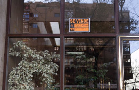 ep archivo   un cartel de se vende pegado en un portal