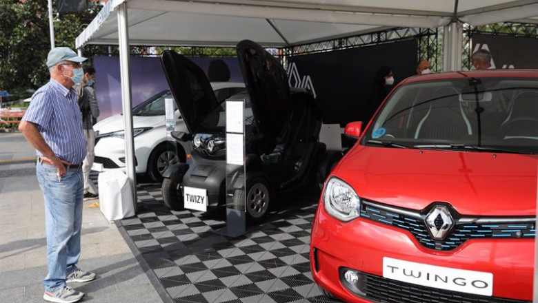 Archivo - Un hombre con el nuevo Renault Twingo E-tech eléctrico, en la sexta edición de la Feria del Vehículo Eléctrico de Madrid 2021 (VEM), en la Plaza de Colón, a 17 de septiembre de 2021, en Madrid (España). | Isabel Infantes - Europa Press - Archivo ep archivo un hombre con el nuevo renault twingo e tech electrico en la sexta edicion de la feria