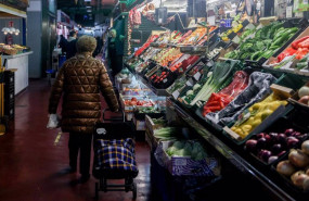 ep archivo   una mujer realiza sus ultimas compras antes de la cena de nochebuena en un mercado a 24