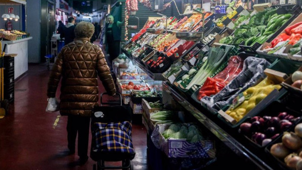 ep archivo   una mujer realiza sus ultimas compras antes de la cena de nochebuena en un mercado a 24