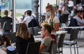 ep archivo - una trabajadora atiende a los clientes de una terraza en la famosa plaza del castillo