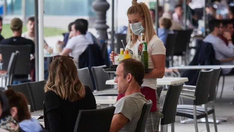 Archivo - Una trabajadora atiende a los clientes de una terraza en la famosa Plaza del Castillo en las jornadas previas a la entrada en la fase 3 de la desescalada en Pamplona, Navarra, España, a 6 de junio de 2020. | Eduardo Sanz / Europa Press - Archivo ep archivo - una trabajadora atiende a los clientes de una terraza en la famosa plaza del castillo