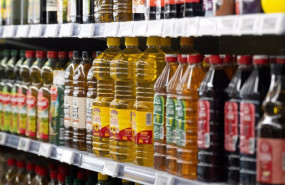 ep archivo   varias botellas de aceite en un lineal del supermercado