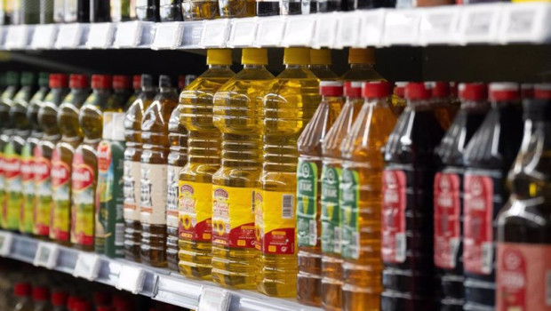 ep archivo   varias botellas de aceite en un lineal del supermercado