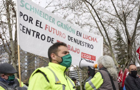 ep archivo   varias personas con una pancarta para defender el futuro de schneider durante una