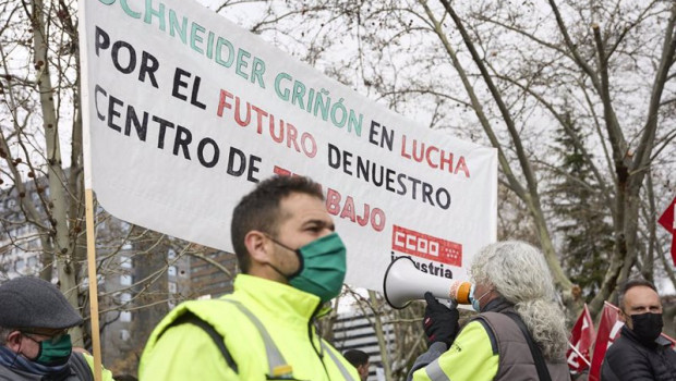 ep archivo   varias personas con una pancarta para defender el futuro de schneider durante una