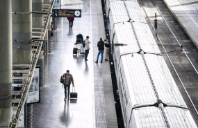 ep archivo   varias personas en el anden del ave de la estacion puerta de atocha almudena grandes