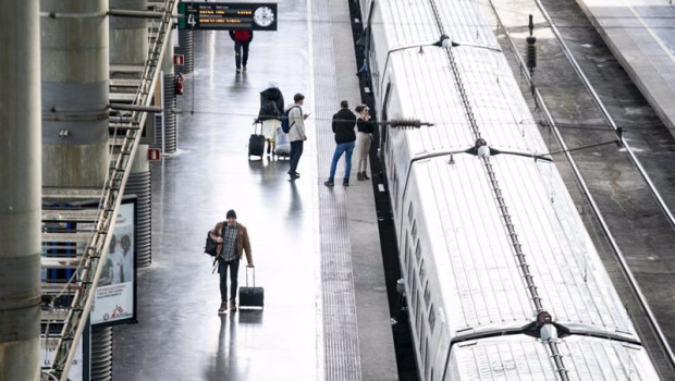 ep archivo   varias personas en el anden del ave de la estacion puerta de atocha almudena grandes