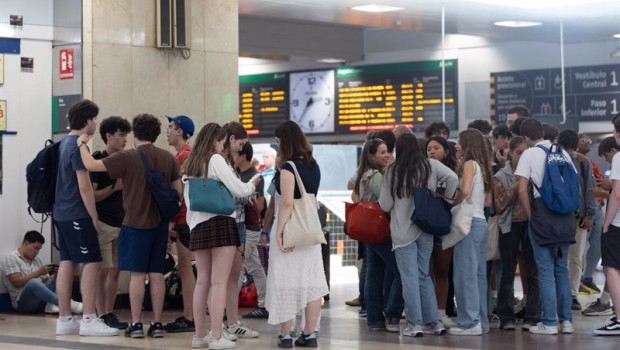 ep archivo   varias personas en la estacion de chamartin a 19 de junio de 2024 en madrid