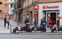 ep archivo   varias personas esperan para entrar a una oficina del banco santander durante el inicio