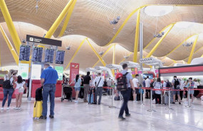 ep archivo varias personas hacen cola con equipajeen la t4 del aeropuerto adolfo suarez ep archivo varias personas hacen cola con equipajeen la t4 del aeropuerto adolfo suarez