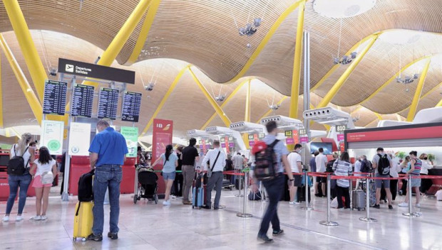 ep archivo   varias personas hacen cola con equipajeen la t4 del aeropuerto adolfo suarez