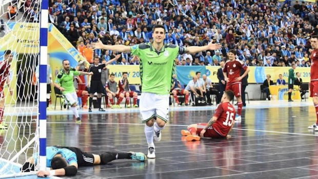 ep carlos ortiz celebra el gol del triunfo del inter en copa de europa