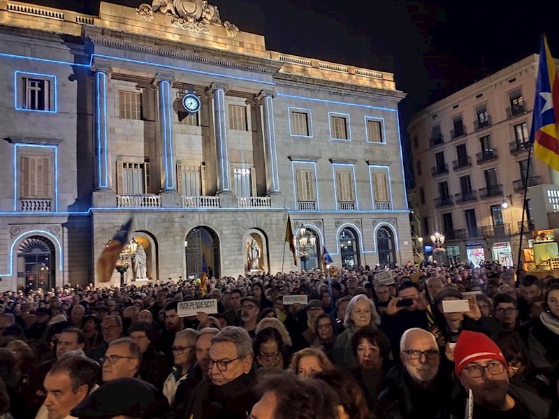 ep concentracion en la plaza sant jaume contra la decision de la jec sobre torra