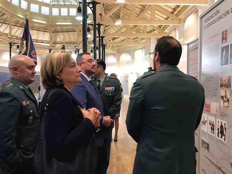 ep delia losa y adrian barbon durante su visita a la exposicion la guardia civil 175 anos a tu lado
