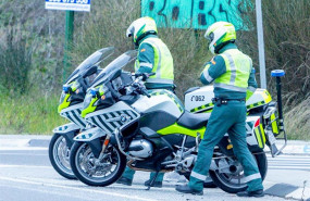 ep dos agentes de la guardia civil de trafico en el km 0100 de la carretera m-511 interseccion con