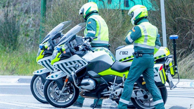 ep dos agentes de la guardia civil de trafico en el km 0100 de la carretera m-511 interseccion con ep dos agentes de la guardia civil de trafico en el km 0100 de la carretera m-511 interseccion con