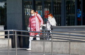 ep dos personas protegidas con mascarillas salen del hospital la paz centro en cuyas dependencias se