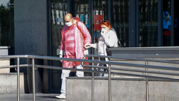 ep dos personas protegidas con mascarillas salen del hospital la paz centro en cuyas dependencias se