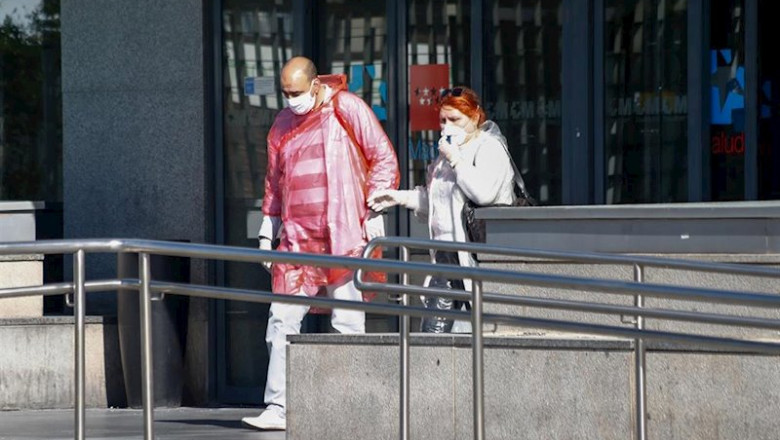 Dos personas protegidas con mascarillas salen del Hospital La Paz, centro en cuyas dependencias se ha instalado una carpa que sirve como ampliación de las Urgencias del centro y donde se atiende a pacientes sospechosos de coronavirus | Óscar J.Barroso - Europa Press ep dos personas protegidas con mascarillas salen del hospital la paz centro en cuyas dependencias se