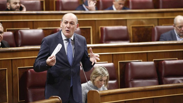 ep el diputado del pnv joseba agirretxea intervienndo desde su escano