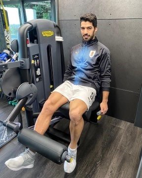 ep el jugador del fc barcelona luis suarez ejercitandose en su casa