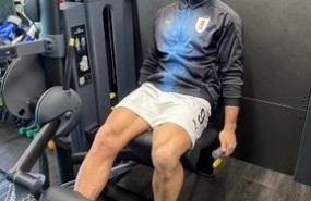 ep el jugador del fc barcelona luis suarez ejercitandose en su casa