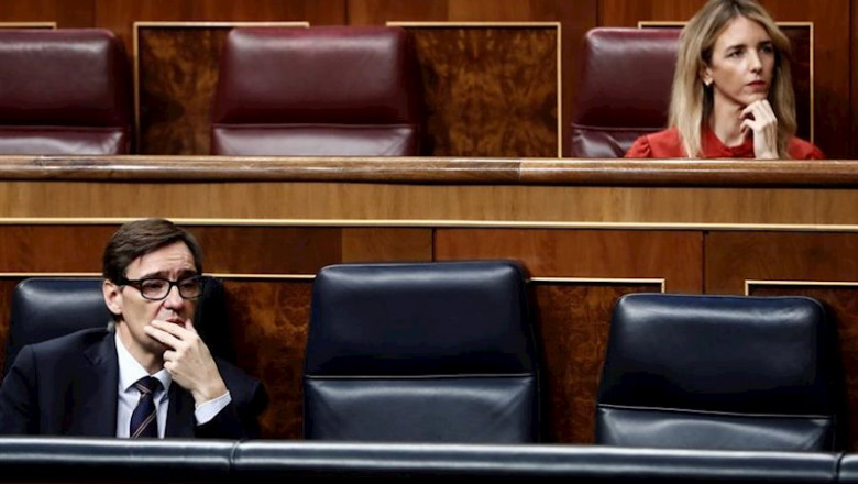 El ministro de Sanidad, Salvador Illa, y la portavoz del PP, Cayetana Álvarez de Toledo, durante la intervención del presidente del Gobierno, Pedro Sánchez, para explicar las medidas contra el coronavirus. Madrid (España), a 18 de marzo de 2020. | Pool ep el ministro de sanidad salvador illa y la portavoz del pp cayetana alvarez de toledo durante la
