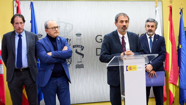 ep el secretario general de infraestructuras del mitma xavier flores con consejeros de cantabria y
