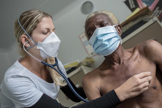 Enfermera atiende a paciente con tuberculosis | MÉDICOS SIN FRONTERAS ep enfermera atiendepacientetuberculosis