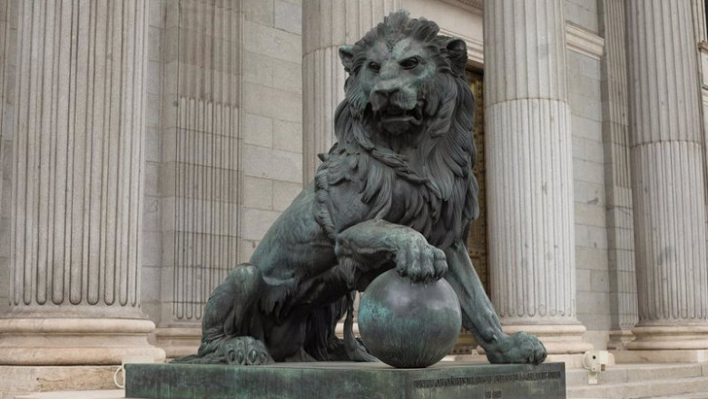 ep estatua de un leon en la entrada del congreso de los diputados