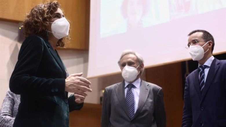 (I-D) La ministra de Hacienda y portavoz del Gobierno, María Jesús Montero; durante el acto de constitución del Comité de Personas Expertas para la Reforma Fiscal, a 12 de abril de 2021 | Eduardo Parra - Europa Press ep i d la ministra de hacienda y portavoz del gobierno maria jesus montero durante el acto de