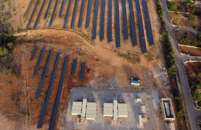 ep imagen aerea de la instalacion de baterias de flujo de vanadio y la planta solar de son orlandis