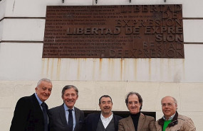 ep jose luis garci en el centro junto a miembros de la junta directiva a la aepd frente al edificio