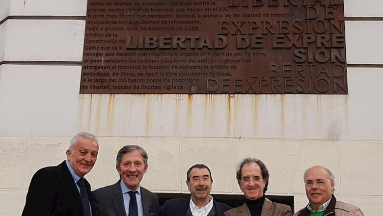 José Luis Garci, en el centro, junto a miembros de la Junta Directiva a la AEPD frente al edificio de la Prensa de Madrid. | AEPD - Archivo ep jose luis garci en el centro junto a miembros de la junta directiva a la aepd frente al edificio