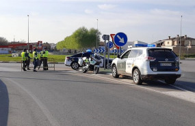 ep la guardia civil visita el acceso a arroyo de la luz aislado por el coronavirus