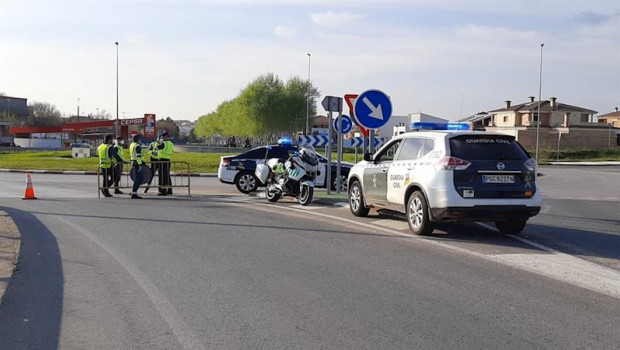 ep la guardia civil visita el acceso a arroyo de la luz aislado por el coronavirus
