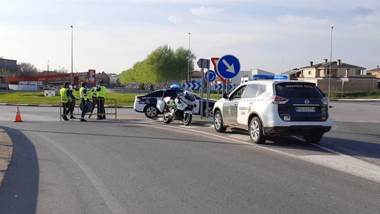 ep la guardia civil visita el acceso a arroyo de la luz aislado por el coronavirus