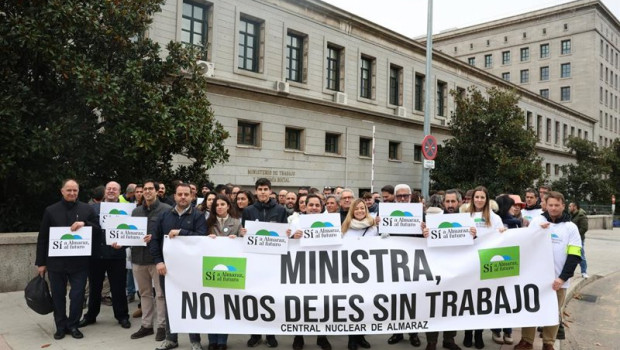 ep la plataforma si almaraz y otros colectivos se concentran frente al ministerio de trabajo en