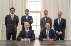 ep los equipos de bestinver y blackrock firmando su acuerdo de colaboracion