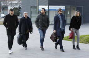 ep los por entonces jugadores del betis xabi torres 1i y jordi figueras 3i a su llegada al palacio