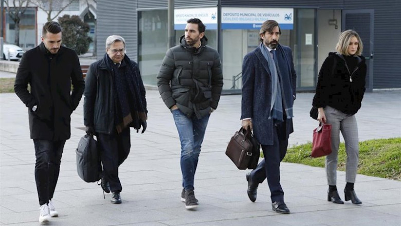 Los por entonces jugadores del Betis, Xabi Torres (1i) y Jordi Figueras (3i), a su llegada al Palacio de Justicia de Pamplona, donde comienza el juicio por supuestos amaños de partidos en la temporada 2013-2014. | David Domench - Europa Press - Archivo ep los por entonces jugadores del betis xabi torres 1i y jordi figueras 3i a su llegada al palacio
