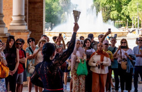 ep los turistas contemplan un espectaculo flamenco en la plaza de espana de sevilla en una jornada
